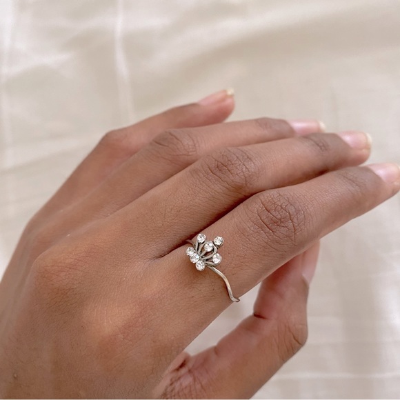 Vintage Jewelry - Minimal danity Silver ring with faux diamonds.